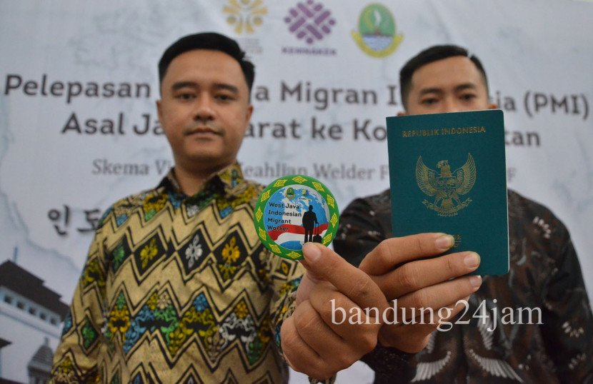 Pekerja Migran Indonesia (PMI) asal Jawa Barat memperlihatkan dokumen saat Pelepasan Pekerja Migran Indonesia ke Korea Selatan, Selasa (4/2/2025). Foto: Edi Yusuf