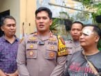 iwan-septian-pria-tunawicara-yang-diserang-suporter-bola-di-st-jatinegara-bersama-kapolsek-gunung-putri-akp-aulia-robby-rizky–1_169.jpeg