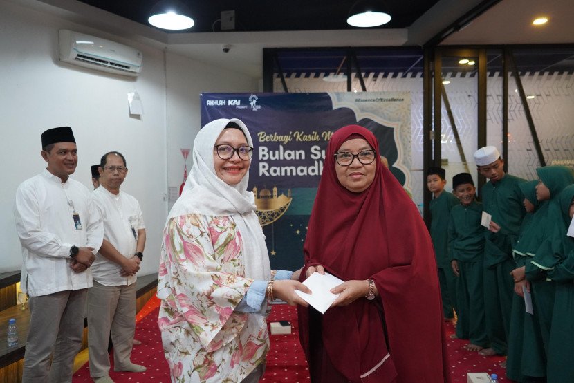 KAI Properti menyerahkan bingkisan kepada anak yatim. Dok Istimewa