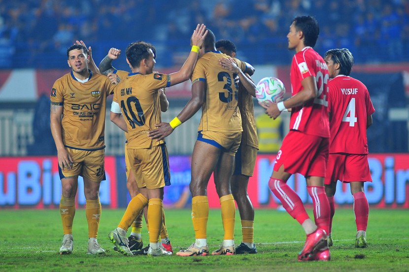 Tim Dewa United merayakan gol Alex Marten pada laga memperebutkan posisi ke-3 Piala Presiden 2025 antara Liga Indonesia All Stars melawan Dewa United di Stadion Si Jalak Harupat, Sabtu (12/7/2025). KANGJEPRET/YOGI ARDHI (Data Teknis: Nikon D3, Nikkor 300/2.8 ED Manual Focus)