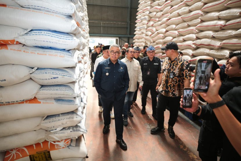 Wali Kota Bandung Muhammad Farhan meninjau stok beras di Gudang Bulog, Kota Bandung; Foto: Diskominfo Kota Bandung