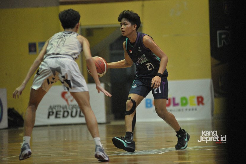 Forward SMPN 7 Bandung Banyu Tirtayasa Legawa berhasil mencetak 15 poin, menjadi penyumbang poin terbanyak bagi timnya pada laga melawan SMP BPK Penabur Cirebon di GOR Pajajaran, Bandung, Ahad (7/9/2025). (KANGJEPRET.ID/ YOGI ARDHI) (Data: Nikon D3, Nikkor MF 300/2.8 ED)
