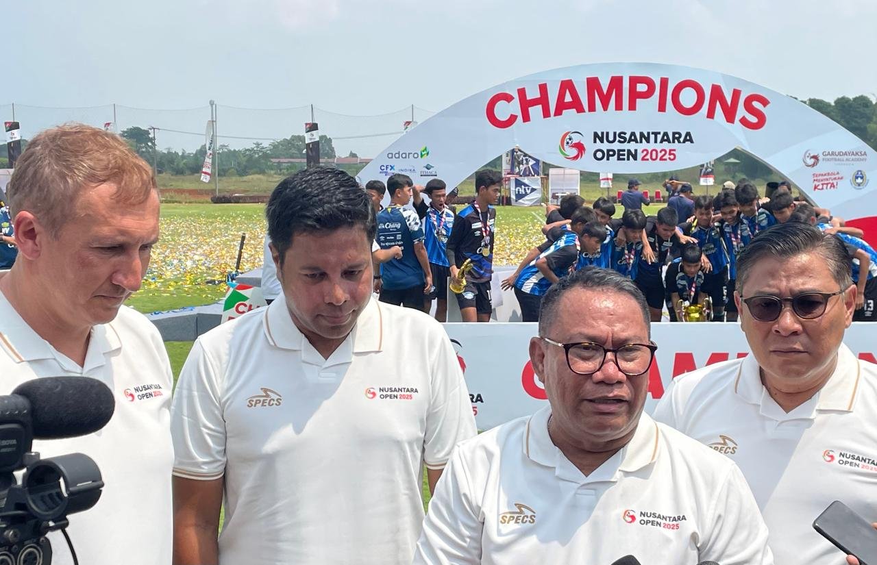 Ketua Panitia Nusantara Open 2025, Fary Djemy Francis (kaca mata bening), dan ada CEO Garudayaksa, Dusan Bogdanovic (rambut pirang), di Training Ground Garudayaksa Football Academy, Bekasi, 4 September 2025. (Taufani Rahmanda/Skor.id)