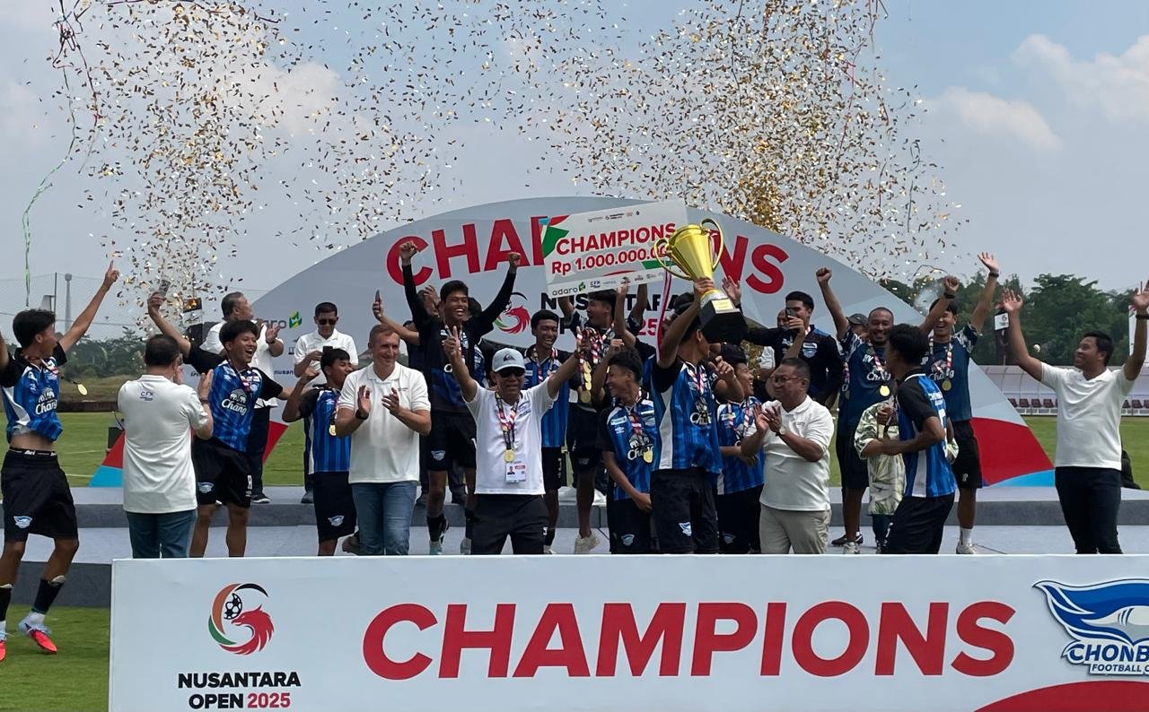 Chonburi FC Academy merayakan keberhasilan menjuari Nusantara Open 2025 di Training Ground Garudayaksa Football Academy, Bekasi, pada 4 September 2025. (Taufani Rahmanda/Skor.id)