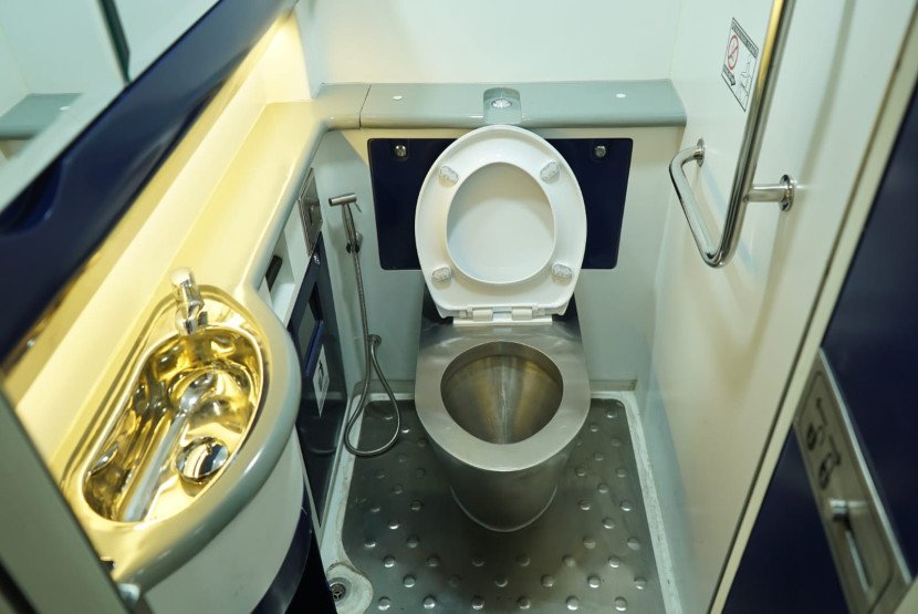 Toilet pada Kereta Ekonomi Stainless Steel New Generation. (Foto: Dok. Humas KAI)