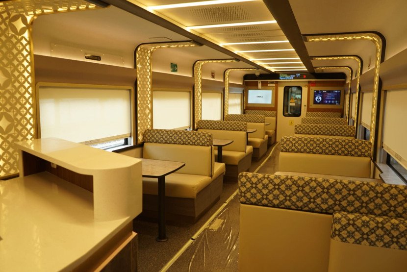 Kereta Makan di rangkaian Kereta Ekonomi Stainless Steel New Generation menjadi lebih mewah dengan interior dan furnitur premium. (Foto: Dok. Humas KAI)