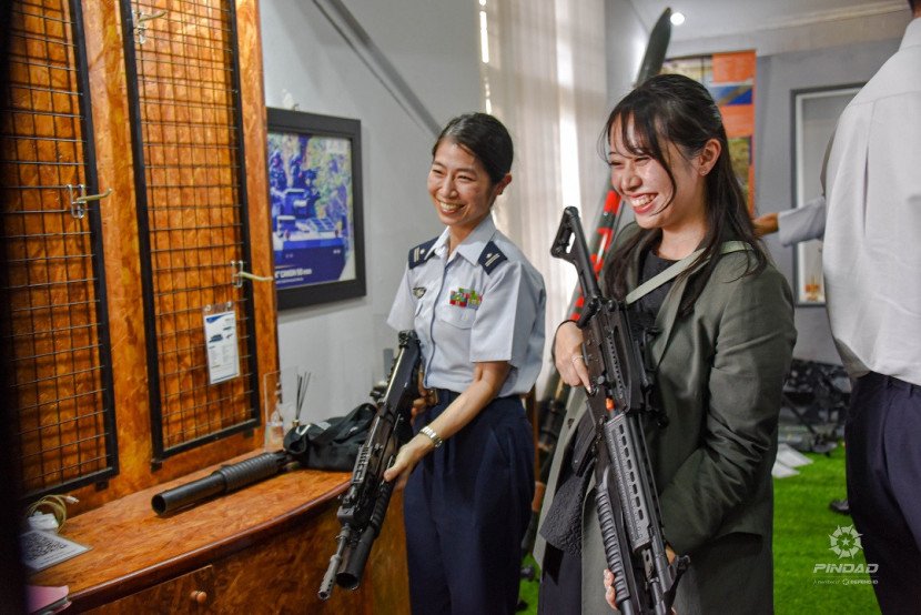 Seorang staf Kementerian Pertahanan Jepang mencoba senjata laras panjang buatan PT Pindad. Foto: PT Pindad