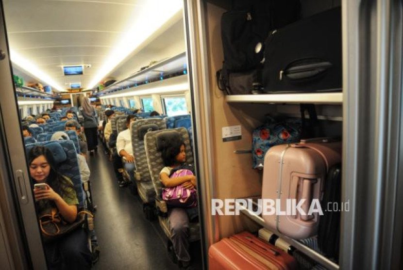 Pemudik berada di gerbong kereta cepat Whoosh di Stasiun Kereta Cepat Halim, Jakarta, Jumat (28/3/2025). Foto: Republika/Prayogi