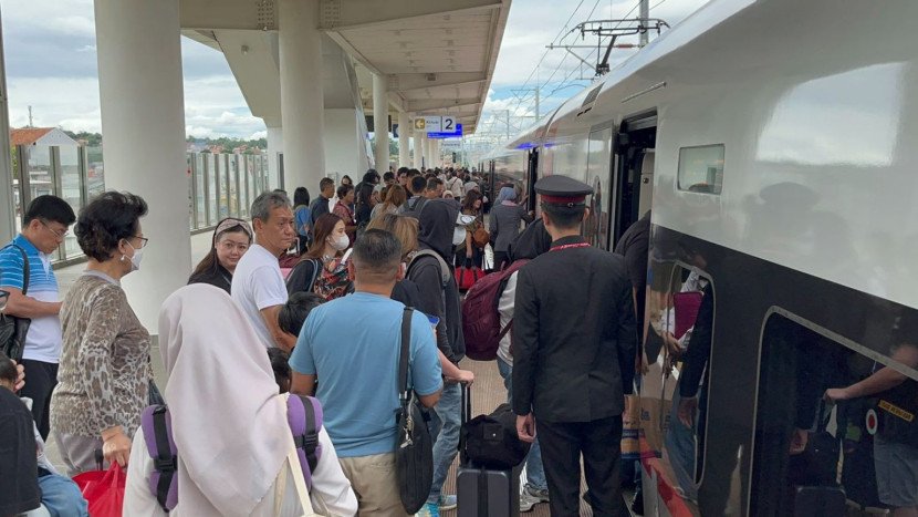 PT KCIC mencatat peningkatan jumlah penumpang Kereta Cepat Whoosh sebesar 6,3 persen pada periode Januari hingga Oktober 2025 dibandingkan periode yang sama tahun sebelumnya. (Foto: Corcom KCIC)