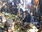 bupati-bandung-barat-jeje-ritchie-ismail-botram-bersama-warga_251028190659-430.jpg