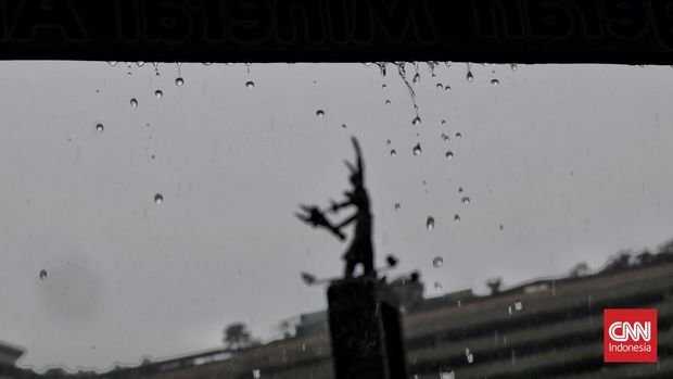 ilustrasi cuaca buruk Sejumlah kendaraan dan warga melintas saat hujan di Bundaran HI, Jakarta, Jumat, 18 Februari 2022. Badan Meteorologi Klimatologi dan Geofisika (BMKG) memprediksi cuaca Jakarta hari ini, Jumat (18/2/2022) mayoritas  akan diguyur hujan dengan disertai petir dan angin kencang, sebagaimana dilansir dari laman resmi BMKG.go.id. BMKG menyebut potensi tersebut diprediksi terjadi pada siang hingga menjelang malam hari meliputi beberapa wilayah Jakarta. (CNN Indonesia/ Adhi Wicaksono)