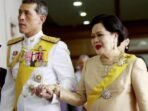 putra-mahkota-maha-vajiralongkorn-kiri-bersama-ibunda-ratu-sirikit-_161015014902-457.jpg