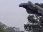 viral-awan-hitam-terbang-di-langit_251029133121-364.jpeg