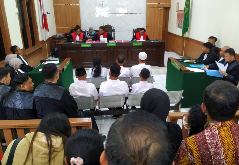 Sidang perdana enam warga terkait konflik sengketa tanah Sukahaji di depan Pengadilan Negeri (PN) Bandung, Kota Bandung, Selasa (11/11/2025). Foto: Edi Yusuf