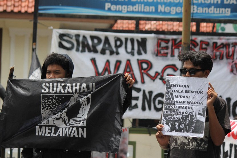 warga Sukahaji dan mahasiswa menggelar aksi solodaritas atas penahanan warga Sukahaji di depan Pengadilan Negeri (PN) Bandung, Kota Bandung, Selasa (11/11/2025). Foto: Edi Yusuf