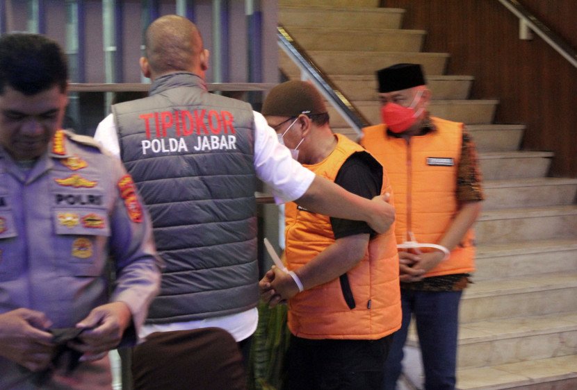 Dua tersangka dihadirkan saat rilis dugaan kasus korupsi Jalan Lingkar Timur Kuningan, di Polda Jabar, Kota Bandung, Rabu (12/11/2025). Foto: Edi Yusuf