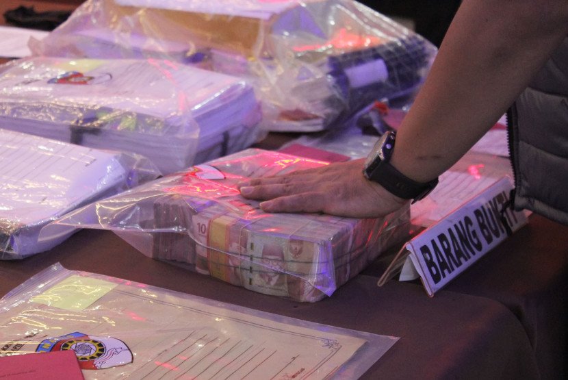 Barang bukti uang tunai saat rilis dugaan kasus korupsi Jalan Lingkar Timur Kuningan, di Polda Jabar, Kota Bandung, Rabu (12/11/2025). Foto: Edi Yusuf