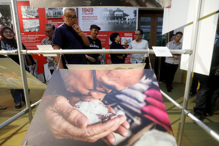 Wali Kota Bandung Muhammad Farhan meninjau pameran Visual Indonesia bertajuk 'Haluan Merah Putih Goes to Bandung' di Museum Kota Bandung, Jalan Aceh, Jumat (14/11/2025). Foto: Diskominfo Kota Bandung