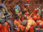 tim-sar-gabungan-evakuasi-korban-longsor-majenang-1763189886421_169.jpeg