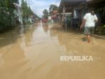banjir-merendam-ratusan-rumah-warga-dan-sejumlah-sekolah-di_251120121845-735.jpg