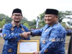 bupati-bandung-barat-jeje-ritchie-ismail-memberikan-piagam-penghargaan_251203211623-122.jpg